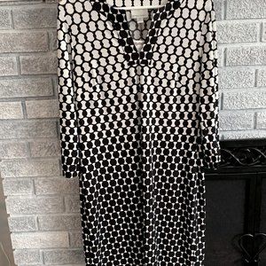 Black White Geo V-neck Long Sleeve Dress